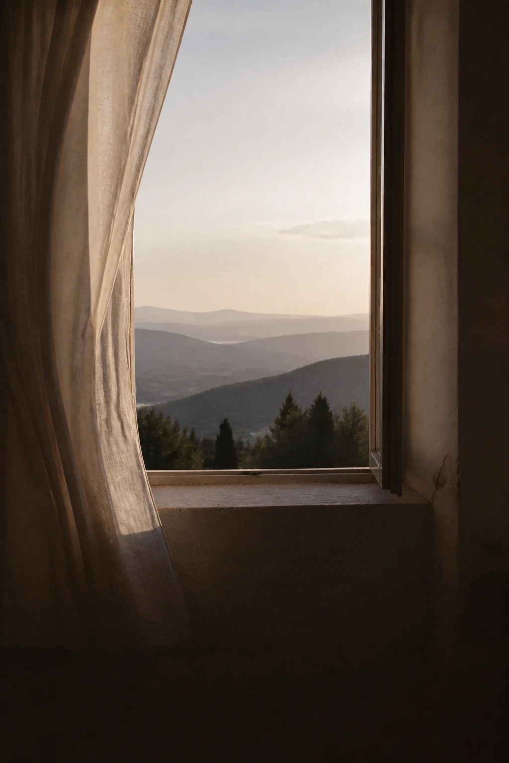 Paisaje de colinas al amanecer visto desde una ventana abierta con una cortina de lino